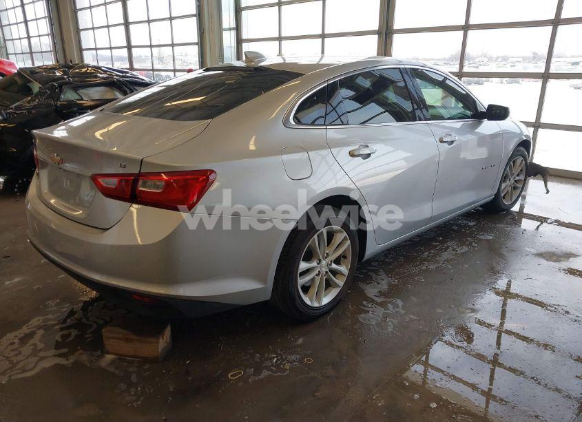 Photo 4 of 2018 Chevrolet Malibu LT (VIN 1G1ZD5ST9JF132794)