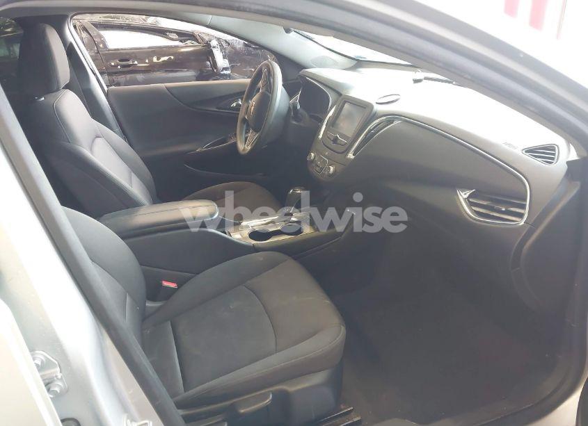 Photo 5 of 2018 Chevrolet Malibu LT (VIN 1G1ZD5ST9JF132794)