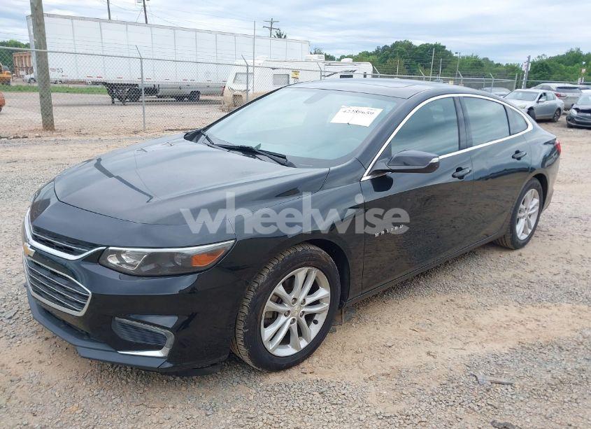Photo 2 of 2018 Chevrolet Malibu LT (VIN 1G1ZD5ST9JF152446)