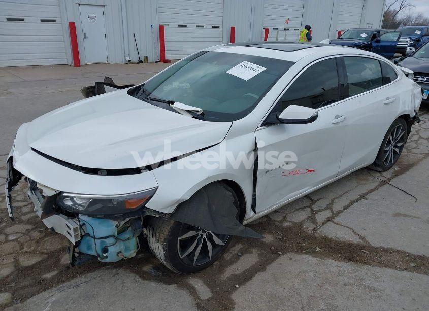 Photo 2 of 2018 Chevrolet Malibu LT (VIN 1G1ZD5ST9JF156917)