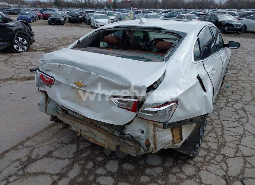 Photo 6 of 2018 Chevrolet Malibu LT (VIN 1G1ZD5ST9JF156917)