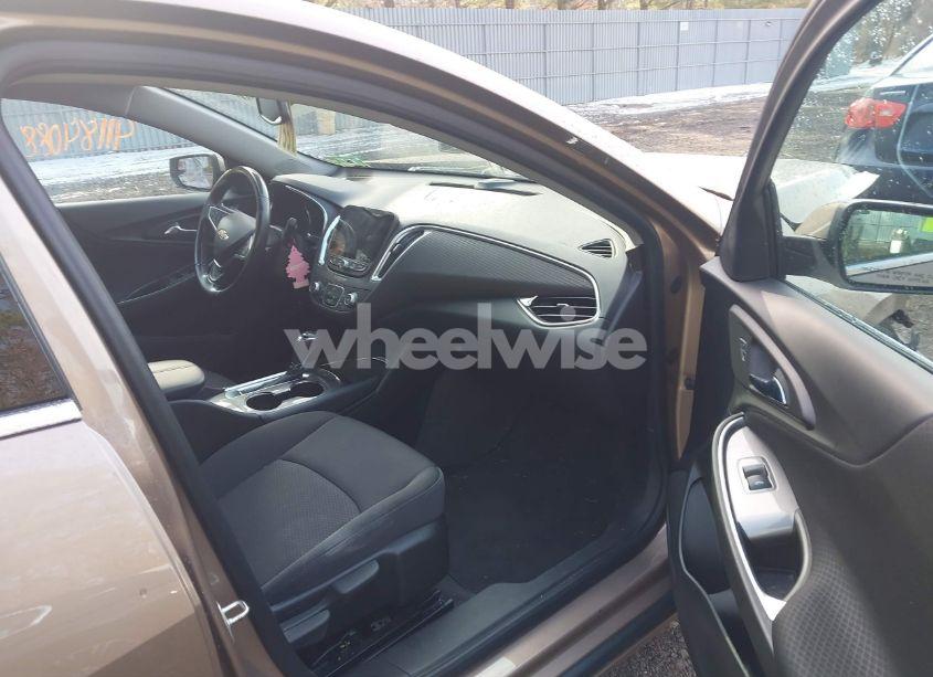 Photo 5 of 2018 Chevrolet Malibu LT (VIN 1G1ZD5ST9JF156982)