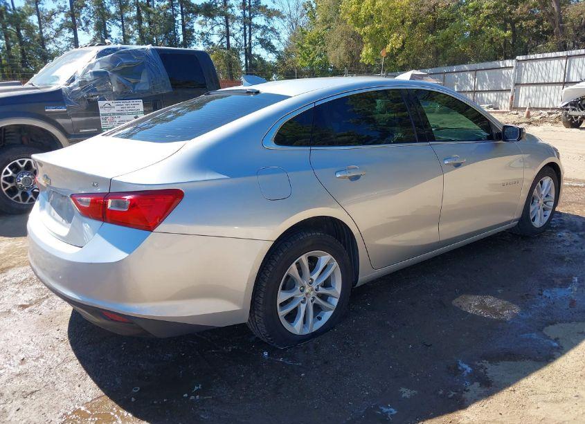 Photo 4 of 2018 Chevrolet Malibu LT (VIN 1G1ZD5ST9JF197693)