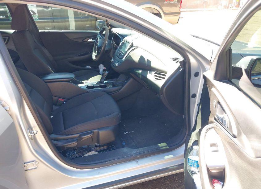 Photo 5 of 2018 Chevrolet Malibu LT (VIN 1G1ZD5ST9JF197693)