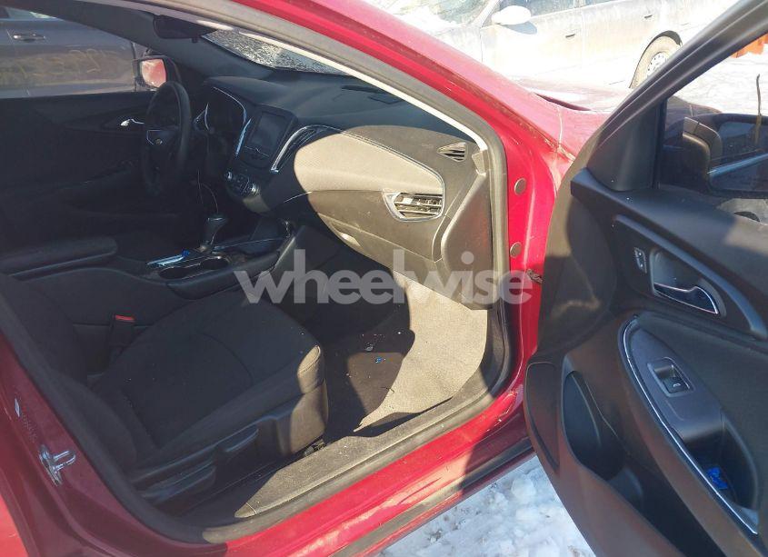 Photo 5 of 2018 Chevrolet Malibu LT (VIN 1G1ZD5ST9JF235911)