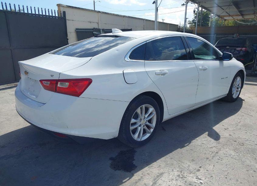 Photo 4 of 2018 Chevrolet Malibu LT (VIN 1G1ZD5ST9JF244558)