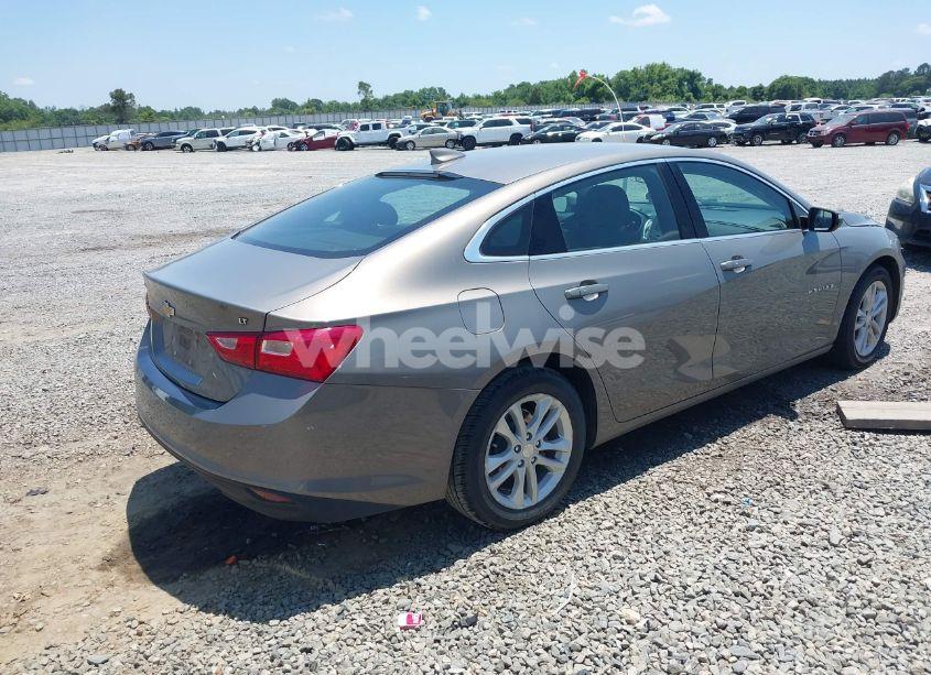 Photo 4 of 2018 Chevrolet Malibu LT (VIN 1G1ZD5ST9JF250893)