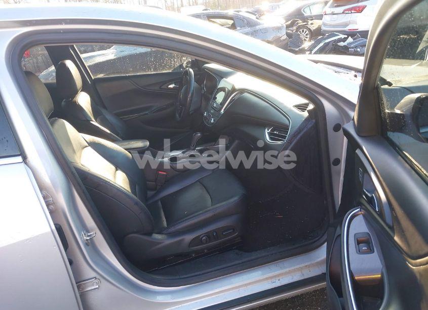 Photo 5 of 2018 Chevrolet Malibu LT (VIN 1G1ZD5ST9JF254653)