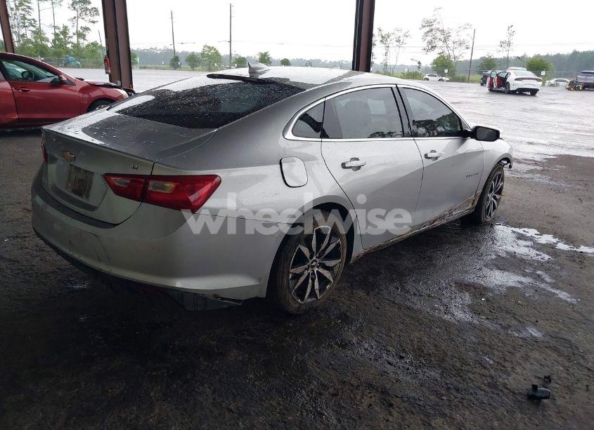 Photo 4 of 2018 Chevrolet Malibu LT (VIN 1G1ZD5ST9JF274420)