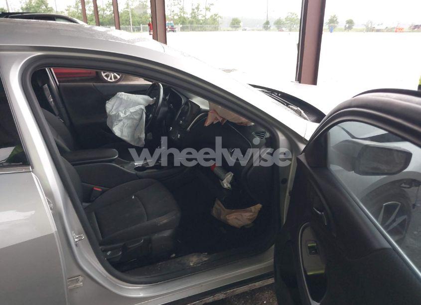 Photo 5 of 2018 Chevrolet Malibu LT (VIN 1G1ZD5ST9JF274420)