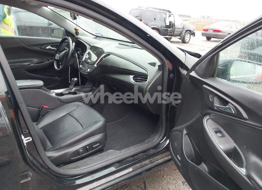 Photo 5 of 2018 Chevrolet Malibu LT (VIN 1G1ZD5ST9JF283392)