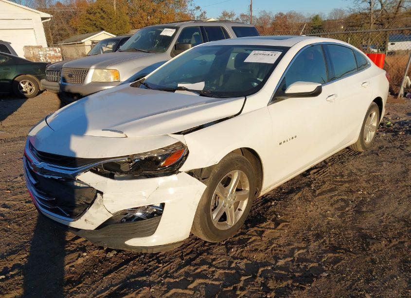 Photo 2 of 2019 Chevrolet Malibu LT (VIN 1G1ZD5ST9KF105144)