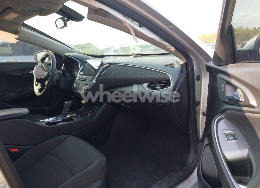 Photo 5 of 2019 Chevrolet Malibu LT (VIN 1G1ZD5ST9KF107136)