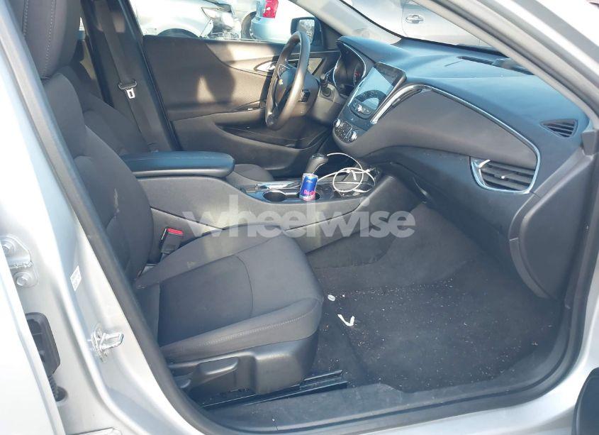 Photo 5 of 2019 Chevrolet Malibu LT (VIN 1G1ZD5ST9KF130383)