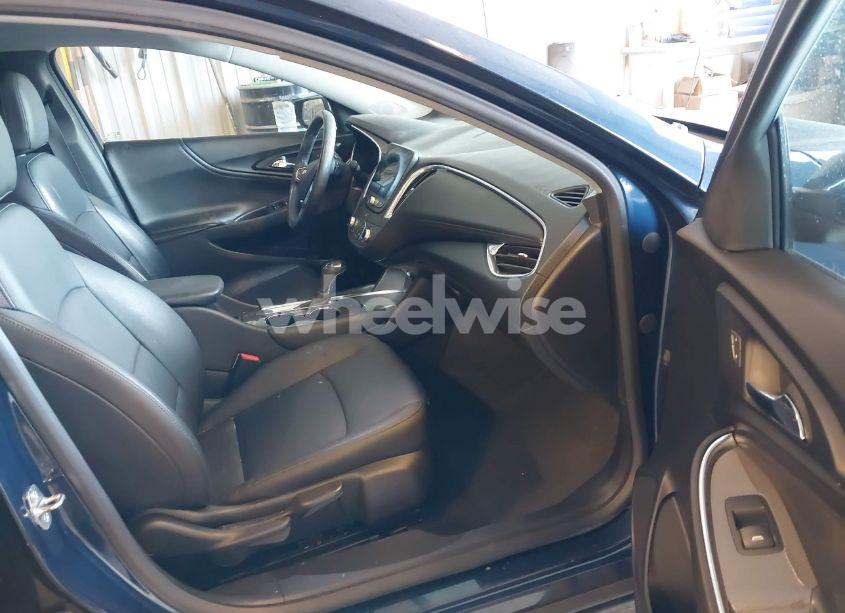 Photo 5 of 2019 Chevrolet Malibu LT (VIN 1G1ZD5ST9KF132781)