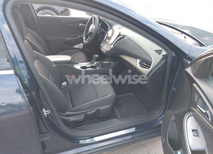 Photo 5 of 2019 Chevrolet Malibu LT (VIN 1G1ZD5ST9KF140279)