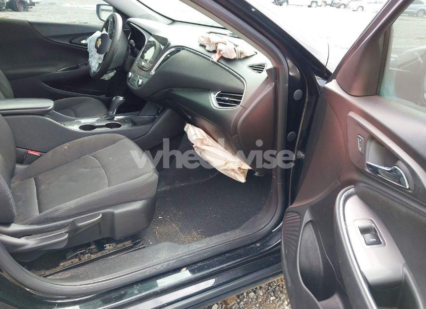 Photo 5 of 2019 Chevrolet Malibu LT (VIN 1G1ZD5ST9KF145045)