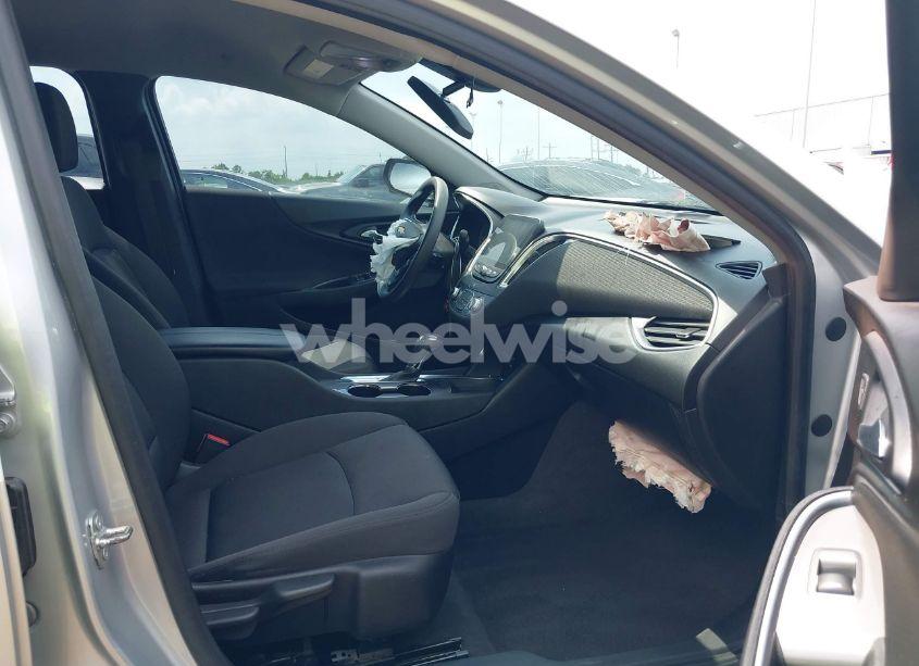 Photo 5 of 2019 Chevrolet Malibu LT (VIN 1G1ZD5ST9KF171600)