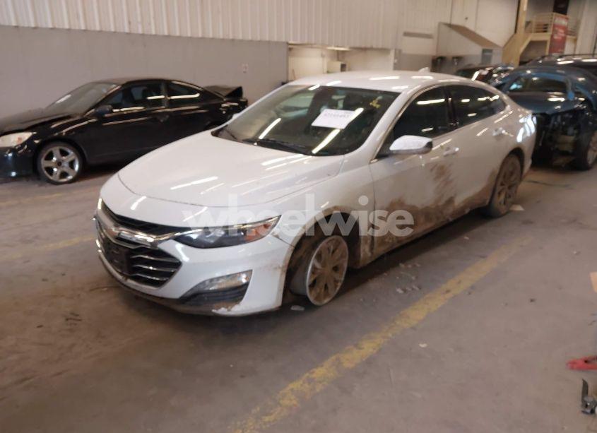 Photo 2 of 2019 Chevrolet Malibu LT (VIN 1G1ZD5ST9KF175131)