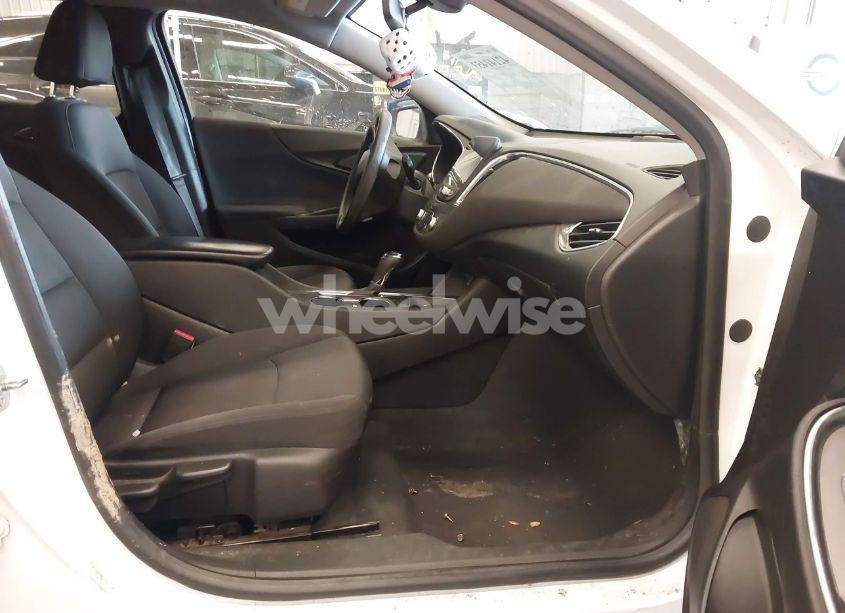 Photo 5 of 2019 Chevrolet Malibu LT (VIN 1G1ZD5ST9KF175131)