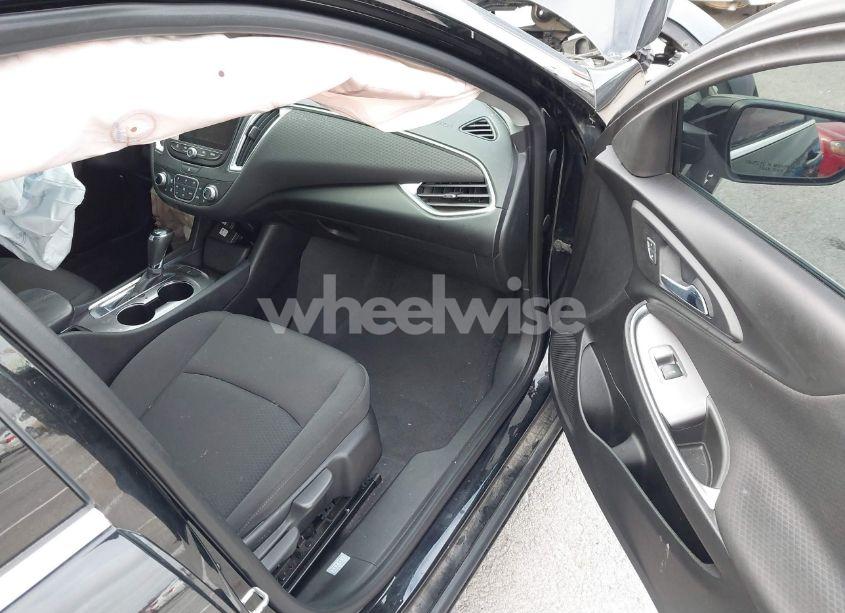 Photo 5 of 2019 Chevrolet Malibu LT (VIN 1G1ZD5ST9KF180538)