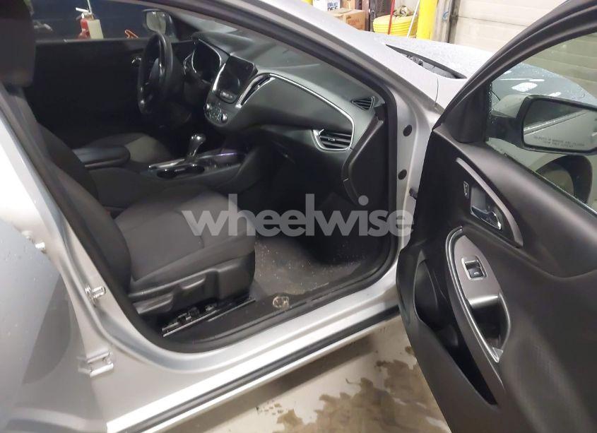 Photo 5 of 2019 Chevrolet Malibu LT (VIN 1G1ZD5ST9KF188123)