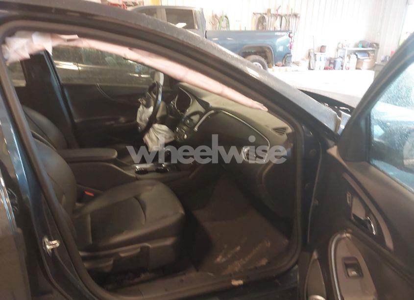 Photo 5 of 2019 Chevrolet Malibu LT (VIN 1G1ZD5ST9KF206622)