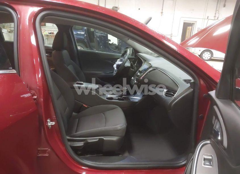 Photo 5 of 2019 Chevrolet Malibu LT (VIN 1G1ZD5ST9KF209813)