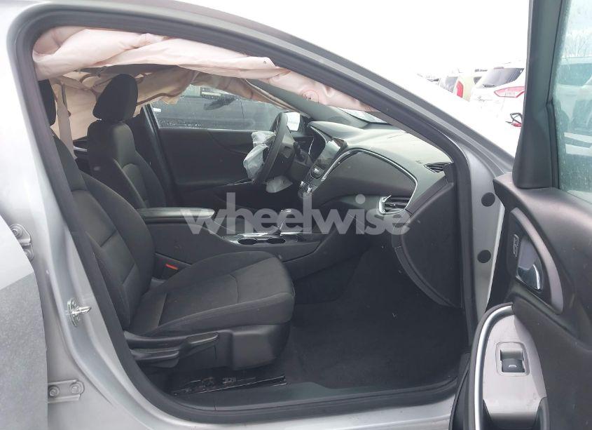 Photo 5 of 2020 Chevrolet Malibu FWD LT (VIN 1G1ZD5ST9LF103881)