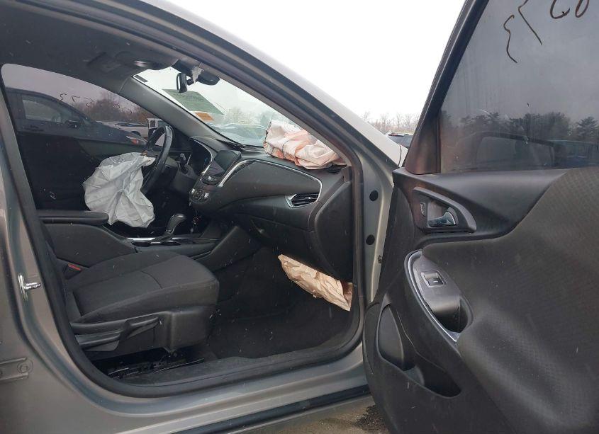 Photo 4 of 2018 Chevrolet Malibu LT (VIN 1G1ZD5STXJF109136)