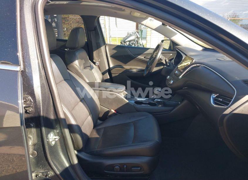 Photo 5 of 2018 Chevrolet Malibu LT (VIN 1G1ZD5STXJF109752)