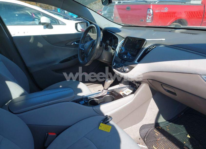 Photo 5 of 2018 Chevrolet Malibu LT (VIN 1G1ZD5STXJF110173)