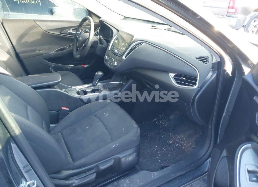 Photo 5 of 2018 Chevrolet Malibu LT (VIN 1G1ZD5STXJF110903)