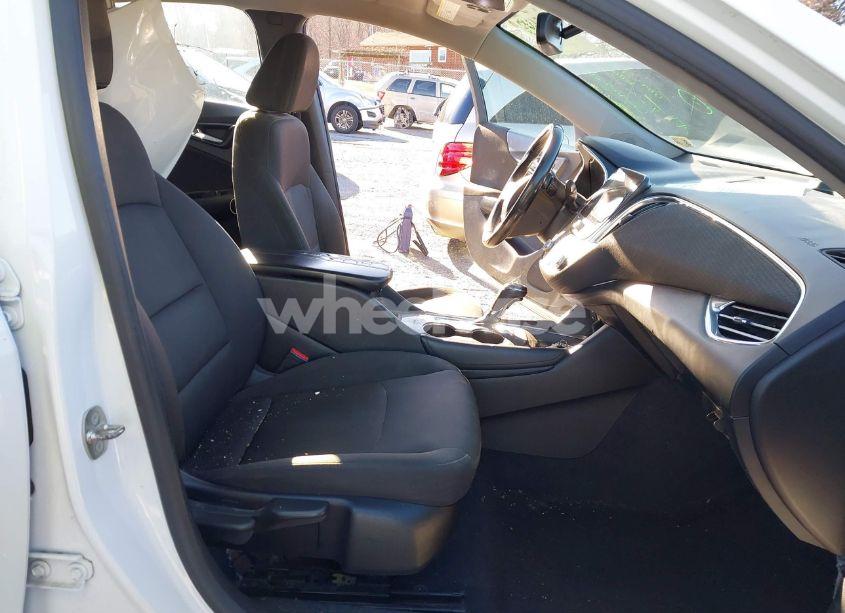 Photo 5 of 2018 Chevrolet Malibu LT (VIN 1G1ZD5STXJF121769)