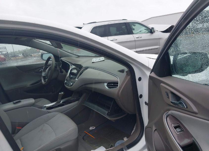 Photo 5 of 2018 Chevrolet Malibu LT (VIN 1G1ZD5STXJF124123)