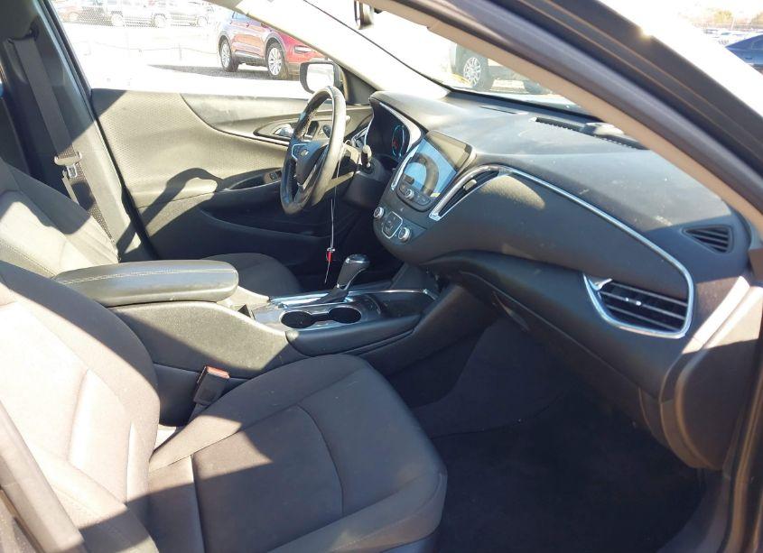 Photo 5 of 2018 Chevrolet Malibu LT (VIN 1G1ZD5STXJF165948)