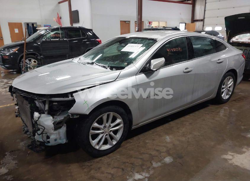 Photo 2 of 2018 Chevrolet Malibu LT (VIN 1G1ZD5STXJF171376)