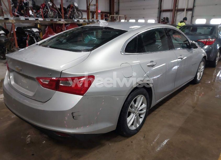 Photo 4 of 2018 Chevrolet Malibu LT (VIN 1G1ZD5STXJF171376)