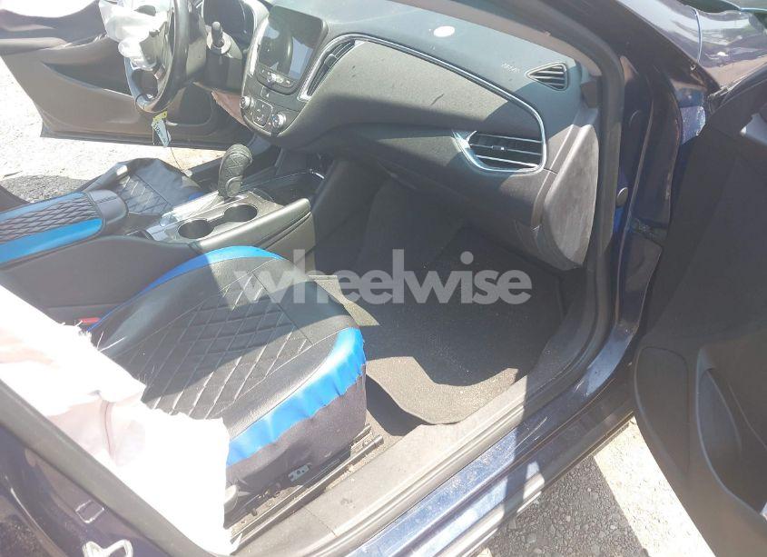 Photo 5 of 2018 Chevrolet Malibu LT (VIN 1G1ZD5STXJF172138)