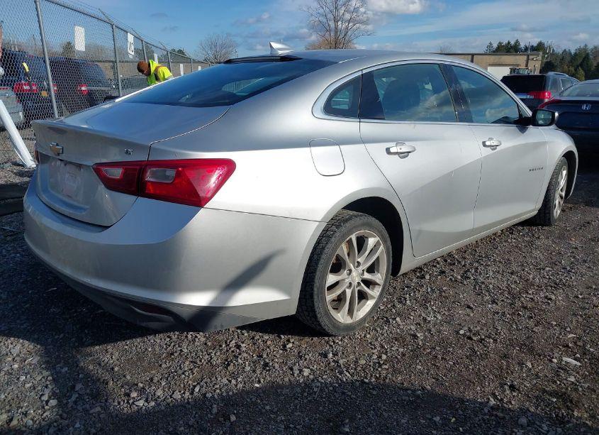 Photo 4 of 2018 Chevrolet Malibu LT (VIN 1G1ZD5STXJF172673)