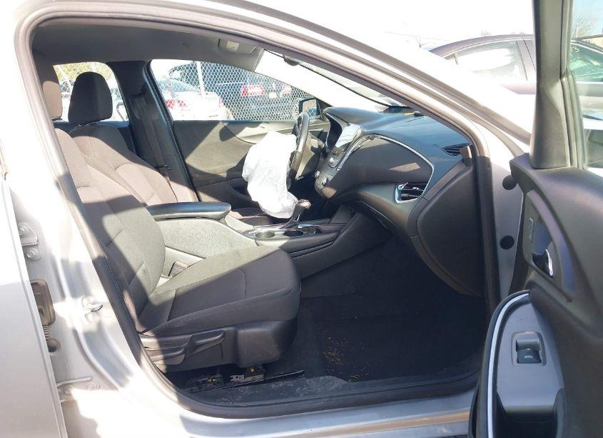 Photo 5 of 2018 Chevrolet Malibu LT (VIN 1G1ZD5STXJF172673)