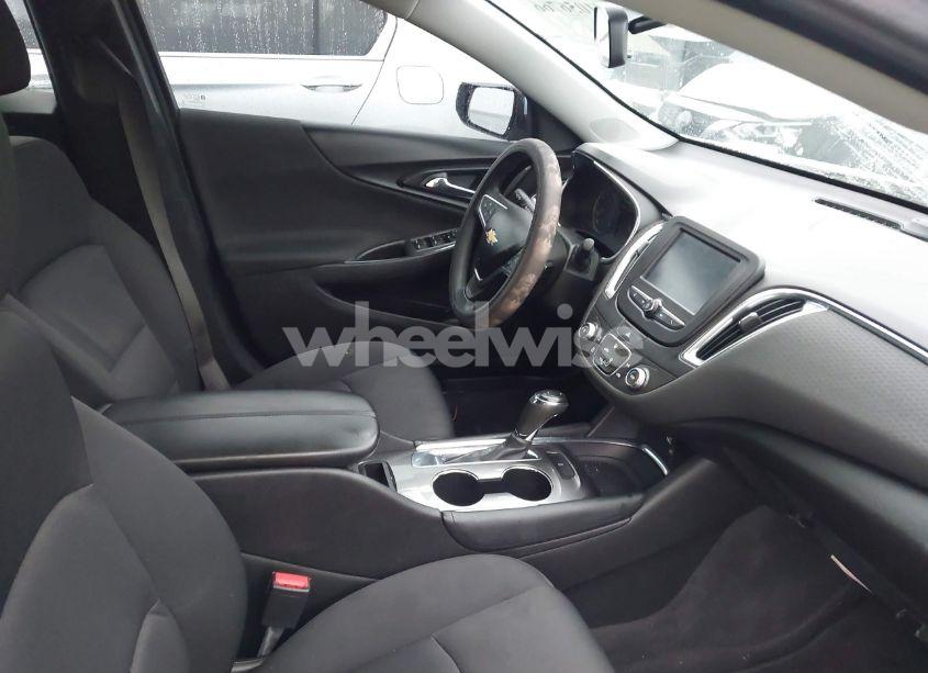 Photo 5 of 2018 Chevrolet Malibu LT (VIN 1G1ZD5STXJF193944)