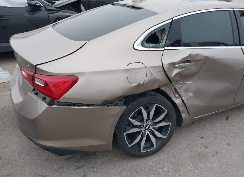 Photo 6 of 2018 Chevrolet Malibu LT (VIN 1G1ZD5STXJF198352)