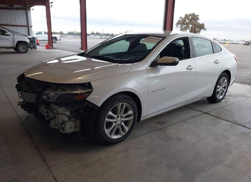 Photo 2 of 2018 Chevrolet Malibu LT (VIN 1G1ZD5STXJF202075)