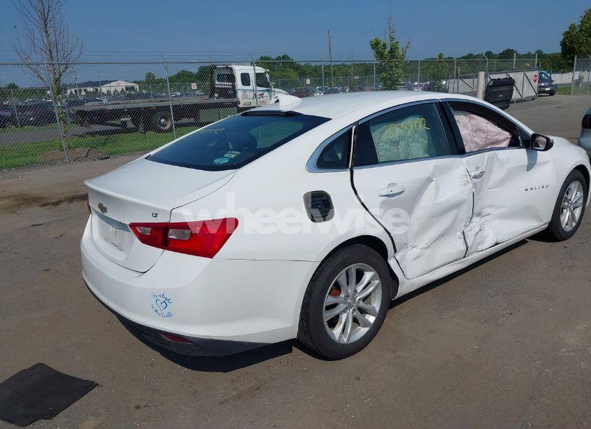 Photo 4 of 2018 Chevrolet Malibu LT (VIN 1G1ZD5STXJF209298)
