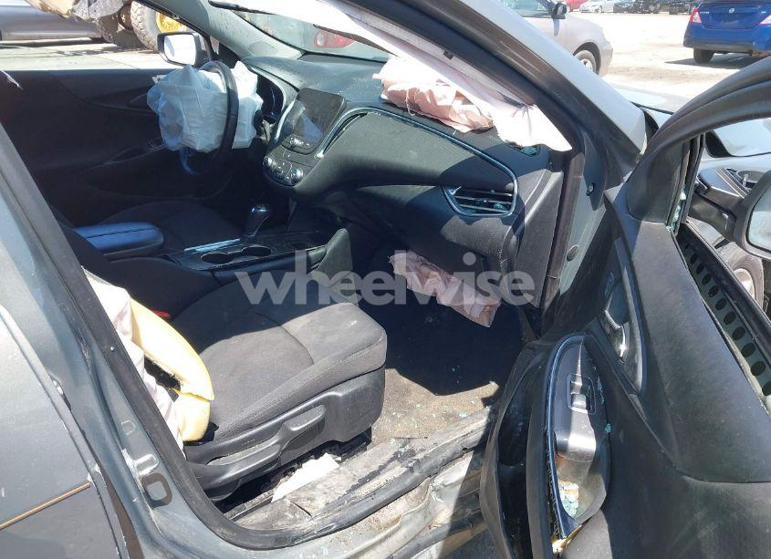 Photo 5 of 2018 Chevrolet Malibu LT (VIN 1G1ZD5STXJF225372)