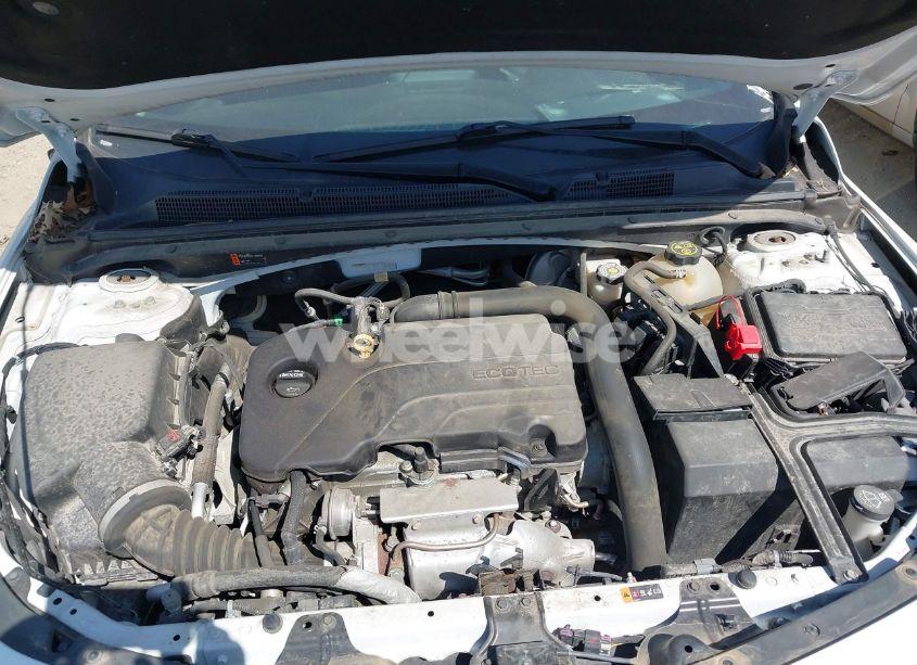 Photo 10 of 2018 Chevrolet Malibu LT (VIN 1G1ZD5STXJF238056)