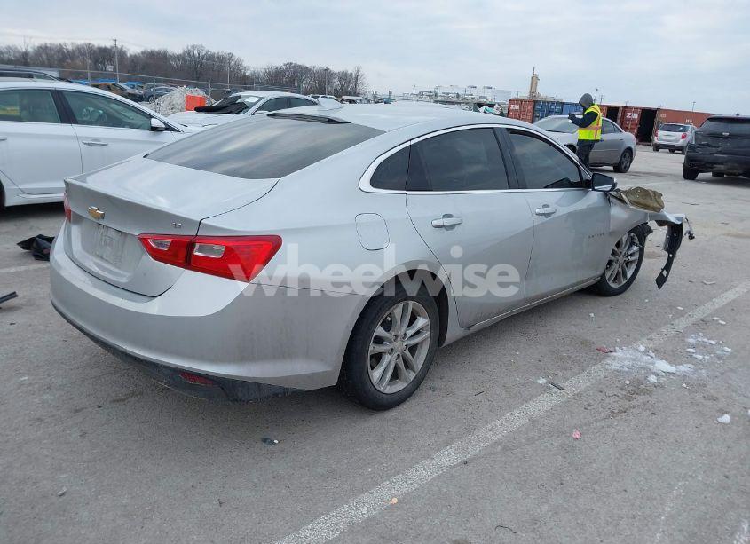 Photo 4 of 2018 Chevrolet Malibu LT (VIN 1G1ZD5STXJF264317)