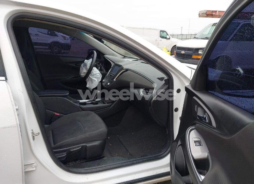 Photo 5 of 2018 Chevrolet Malibu LT (VIN 1G1ZD5STXJF270991)