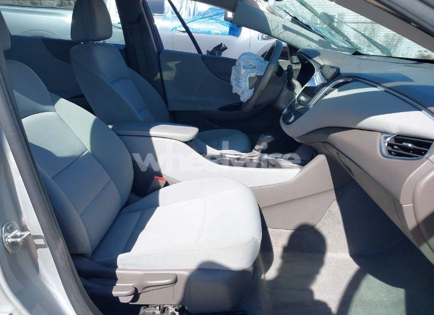 Photo 5 of 2019 Chevrolet Malibu LT (VIN 1G1ZD5STXKF108408)